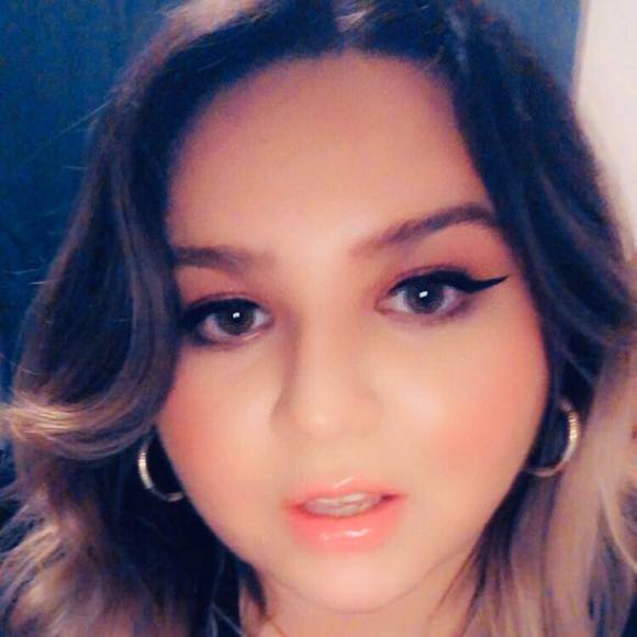 Profile Picture of Fabiola Barrera (@goldenfabi) on Poshmark
