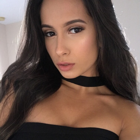 Profile Picture of Alexa Barrera (@alexaxbarrera) on Poshmark