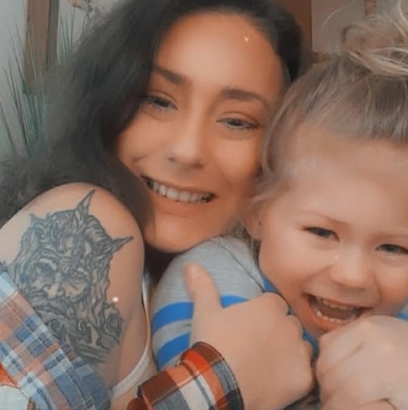 Profile Picture of Valene Maloney (@flowermommy23) on Poshmark