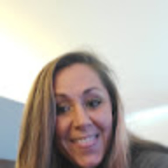 Profile Picture of Renda Clift (@rendaclift041) on Poshmark