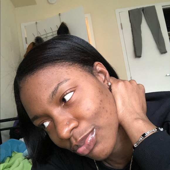 Profile Picture of Skylar James (@skylar_james) on Poshmark