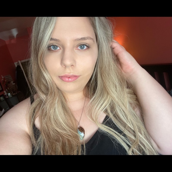 Profile Picture of Amanda Rivinius (@arivinius20) on Poshmark