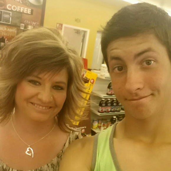 Profile Picture of Robin Burrup (@robinb88) on Poshmark