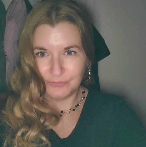 Profile Picture of Crystal Aspen (@dragon_bluecbr) on Poshmark