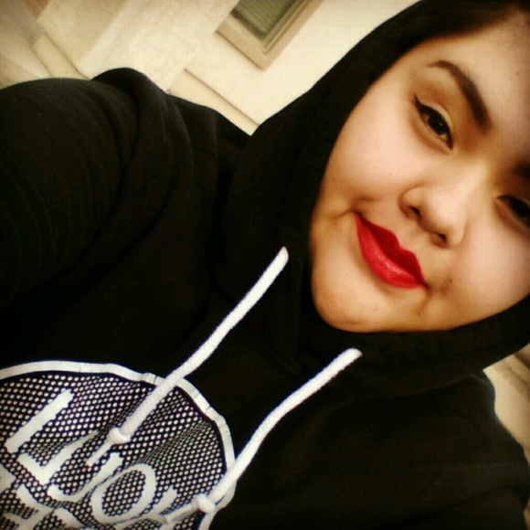 Profile Picture of Tashenia Long (@tashenia_kylie) on Poshmark