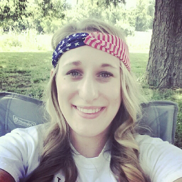 Profile Picture of Katlyn Rateau (@katlynrateau) on Poshmark