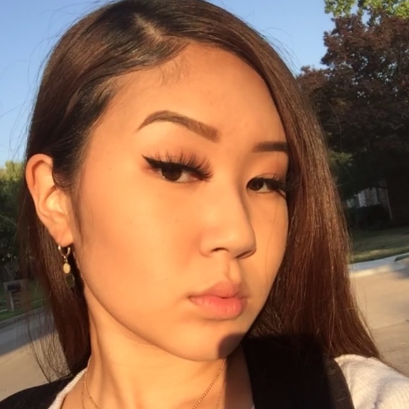 Profile Picture of Iris Lee (@irisdabrat) on Poshmark