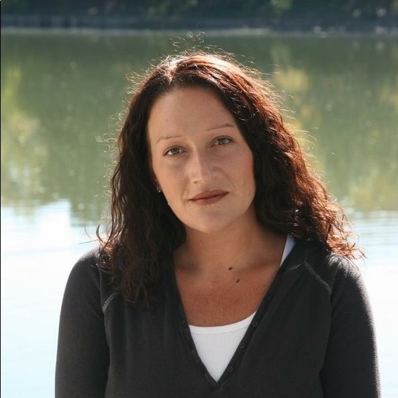 Profile Picture of Dawnie Burchfield (@dawniecrisp) on Poshmark