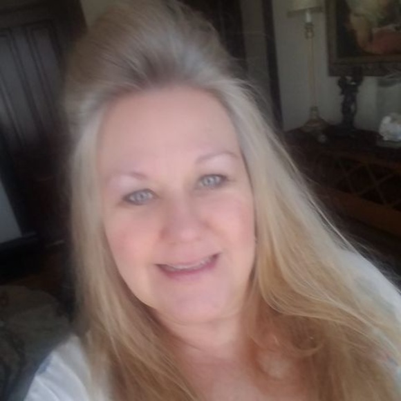 Profile Picture of Karen Matthews (@karenwrob) on Poshmark