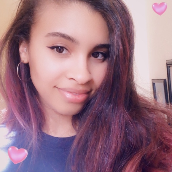 Profile Picture of Julianna Silva (@lostmittens) on Poshmark