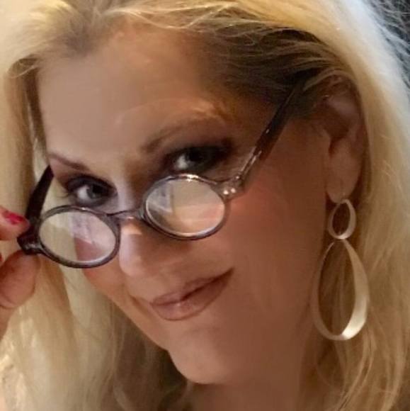 Profile Picture of Lainee Ruthven (@lainner) on Poshmark