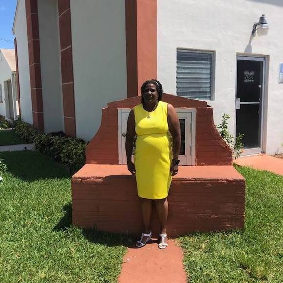 Profile Picture of Doshia Schoffner (@doshiaschoffner) on Poshmark