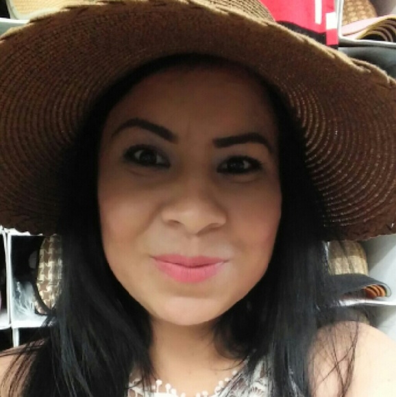Profile Picture of Anel Rodriguez (@anelrodriguez86) on Poshmark