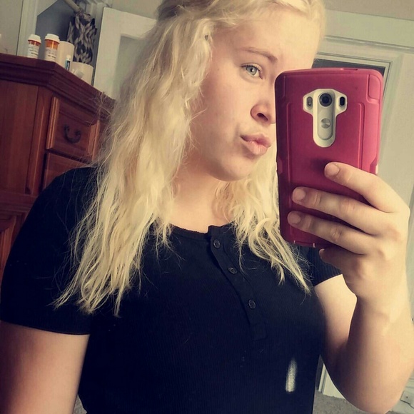 Profile Picture of Claudia Kruisenga (@claudiacarolyn) on Poshmark