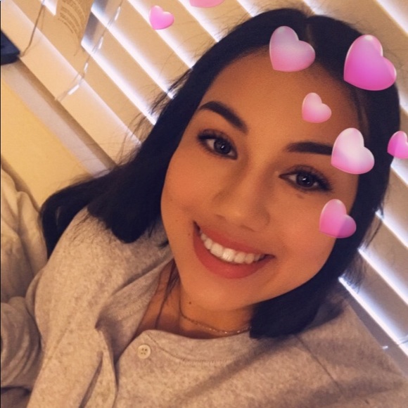 Profile Picture of Elise Oliande (@eoliande99) on Poshmark