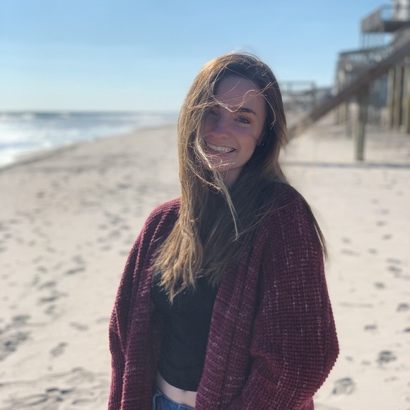 Profile Picture of Allison Dahlhoff (@allisondahlhoff) on Poshmark