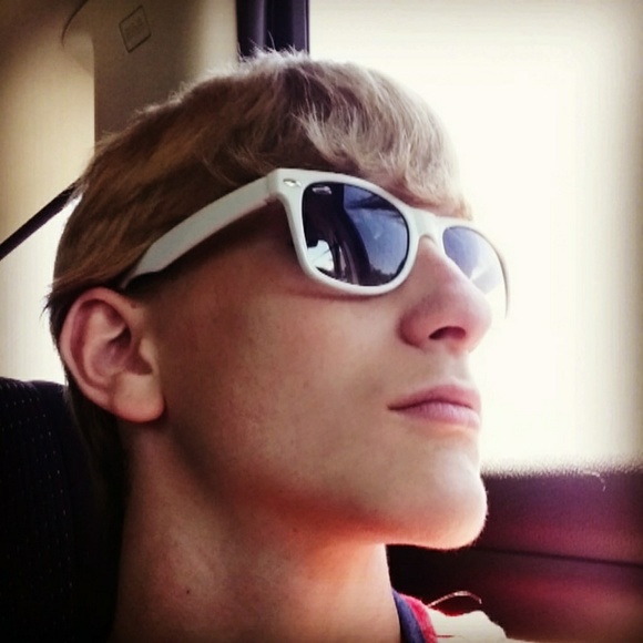 Profile Picture of Derek Bartlett (@dbartlett242) on Poshmark