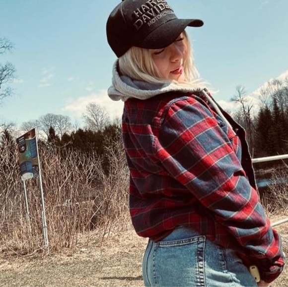 Profile Picture of Emily Millette (@miss_emily1010) on Poshmark