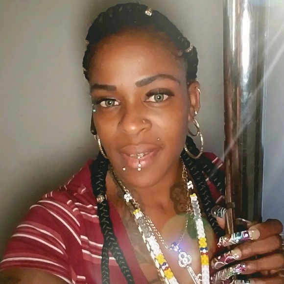 Profile Picture of Jacqueline Page (@jacquelinepage) on Poshmark