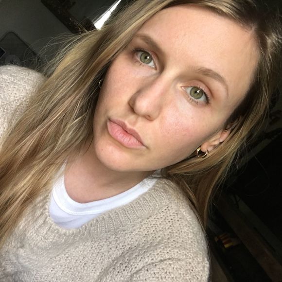 Ashley Delacroix - Poshmark Profile Picture of Ashley Delacroix (@goldfixx) on Poshmark