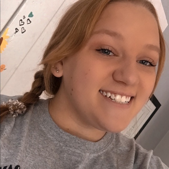 Profile Picture of Megan Larsen (@meganel2002) on Poshmark