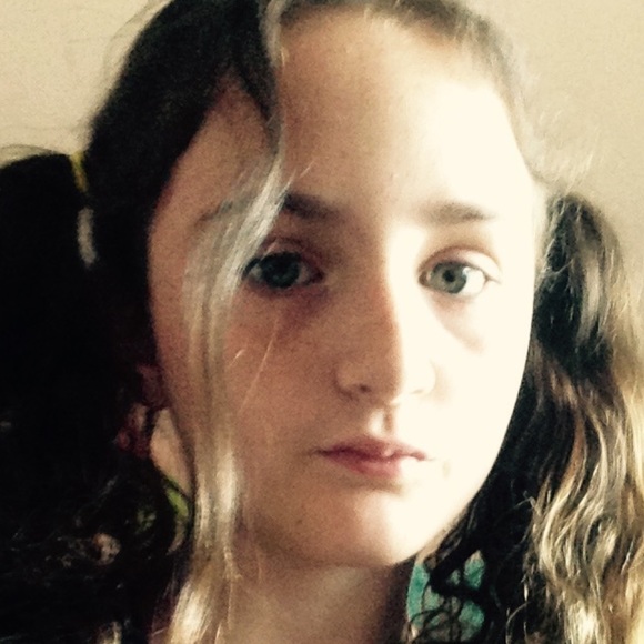 Profile Picture of Zoey Athearn (@zoey_athearn) on Poshmark