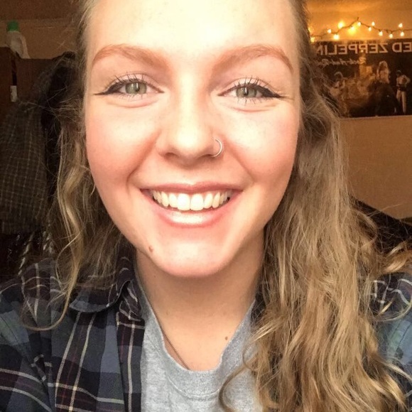 Reina Troxell - Poshmark Profile Picture of Reina Troxell (@reinap) on Poshmark