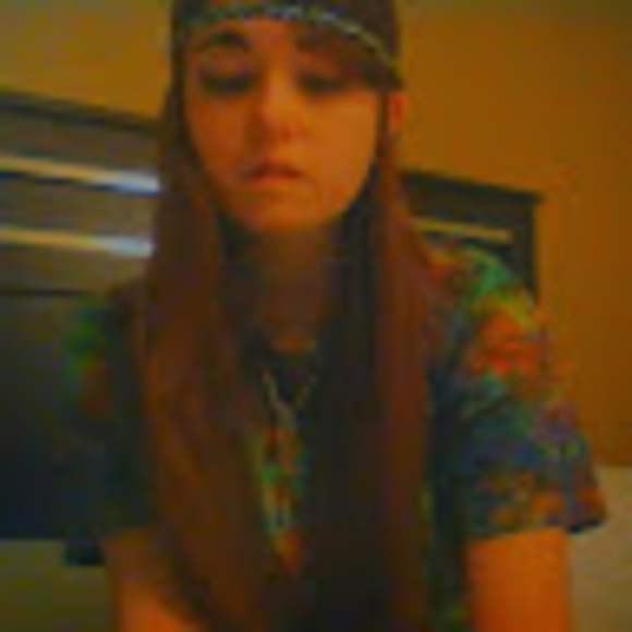 Profile Picture of Elizabeth Kemmett (@reverend_green) on Poshmark