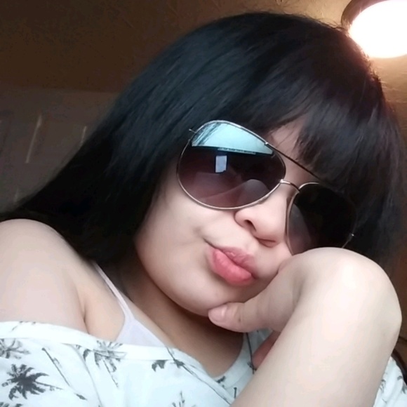 Profile Picture of Miranda Rivas (@miranda_rivas) on Poshmark