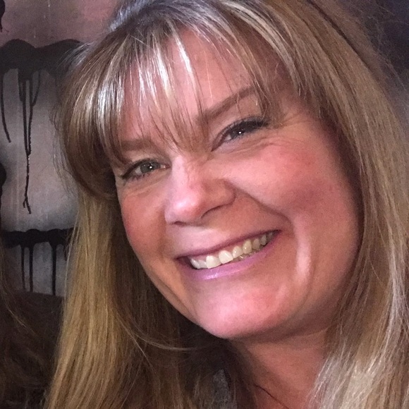 Darcy Thiede - Poshmark Profile Picture of Darcy Thiede (@darcythiede) on Poshmark