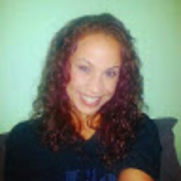 Profile Picture of Arielle Aaron (@arielleaaron) on Poshmark