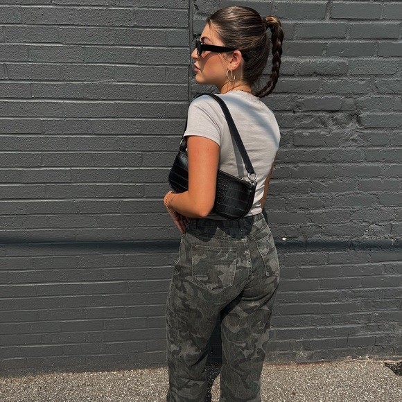 Profile Picture of Viviana Condoleon (@vivicond) on Poshmark