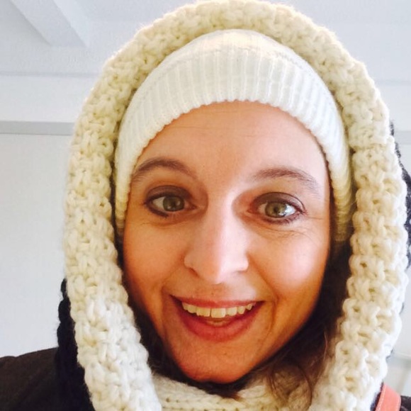 Profile Picture of Tonya Bartshe (@tjbartshe) on Poshmark
