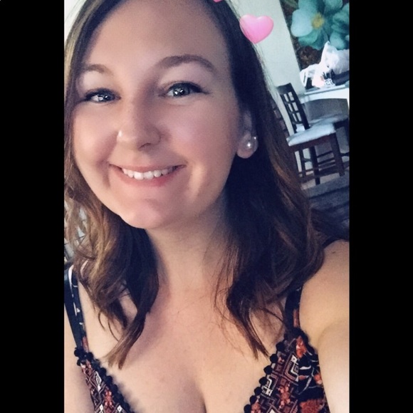 Profile Picture of Haley Boss (@haleyboss13) on Poshmark