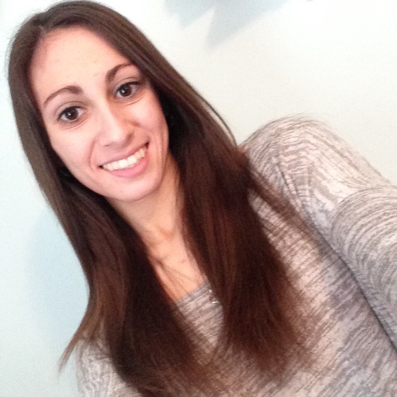 Profile Picture of Amanda Heller (@amaheller) on Poshmark