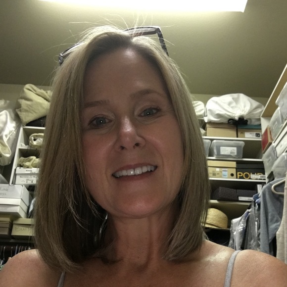 Profile Picture of Michelle Mansky (@chellesky) on Poshmark