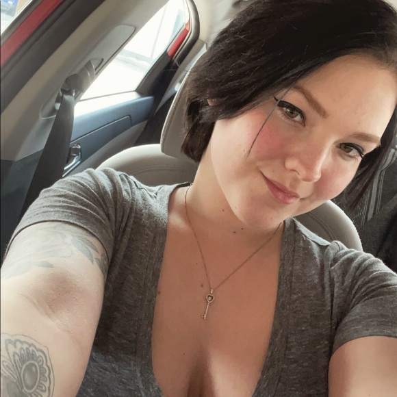 Profile Picture of Lynn Mackey (@virginia_lynn_) on Poshmark