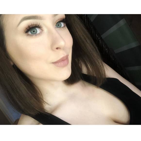 Profile Picture of Elizabeth Stannert (@lizzashleyx3) on Poshmark