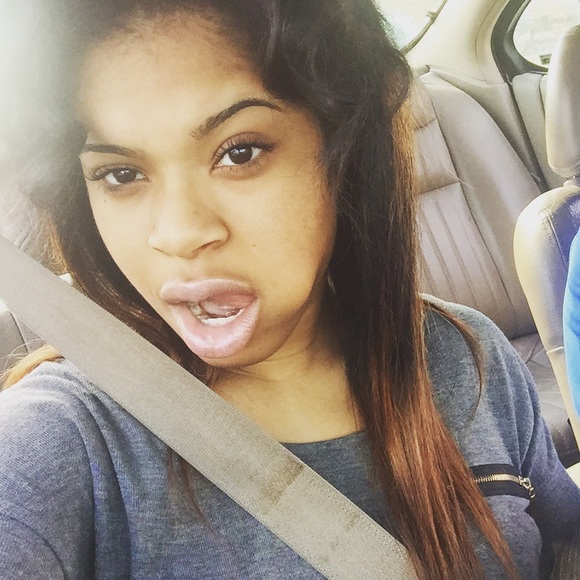 Profile Picture of Tazaria Hobson (@tazariahob) on Poshmark