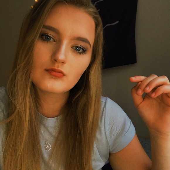 Profile Picture of Hannah Roswall (@hannahmariexx) on Poshmark