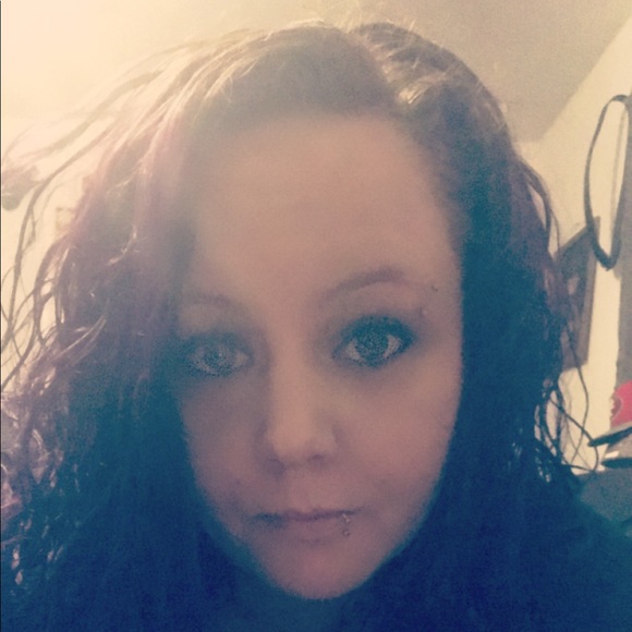 Profile Picture of Brittany Keefer (@bwarnick4528) on Poshmark