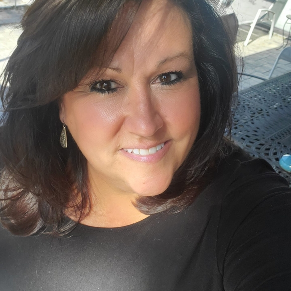 Profile Picture of Therese Waitekus (@reese1313) on Poshmark