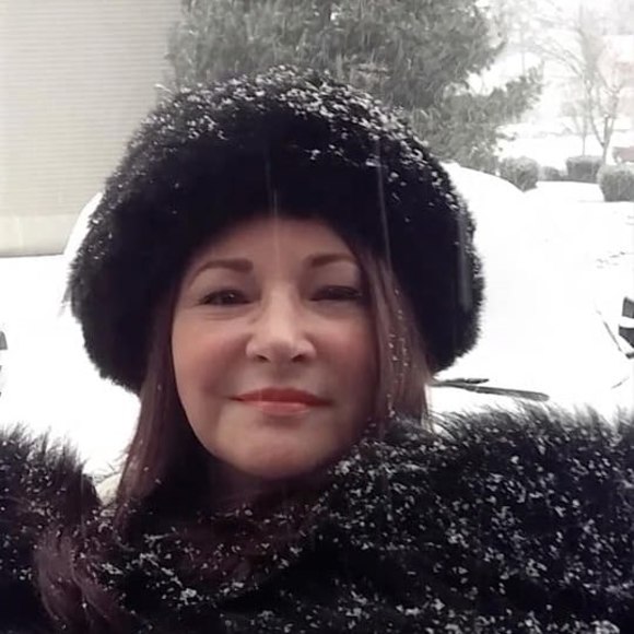 Profile Picture of Liz Fuls (@lizziefuls) on Poshmark