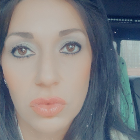 Profile Picture of Amanda Sims (@amandasims281) on Poshmark