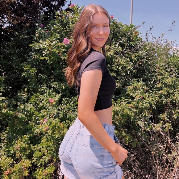 Profile Picture of Chloe Asciutto (@chloe_asciutto) on Poshmark