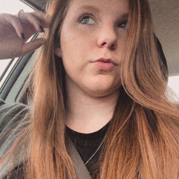 Profile Picture of Ashley Halcomb (@ashley_halcomb) on Poshmark