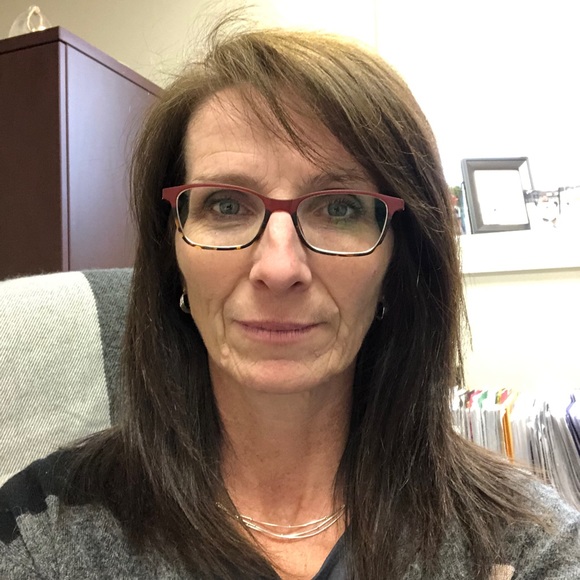 Profile Picture of Lisa Avery (@runrgal2) on Poshmark