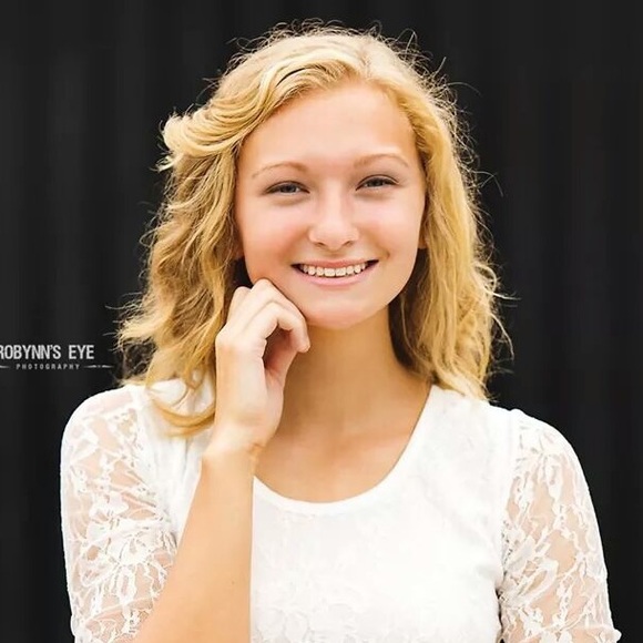 Profile Picture of Emily Bubla (@emylooboo31) on Poshmark