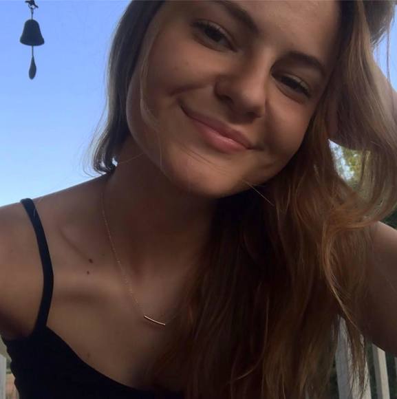 Profile Picture of Paula Laslou (@paulaaaaa) on Poshmark