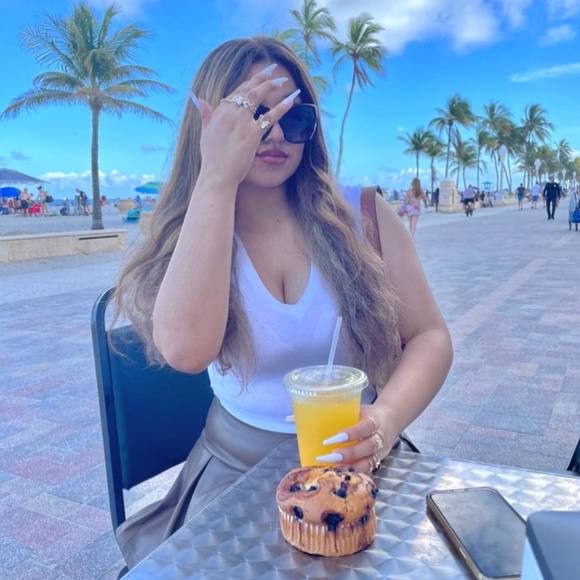 Profile Picture of Thalia Volkoff (@thaliavolkoff) on Poshmark